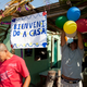 Familiares preparando la bienvenida en El Salvador. AP